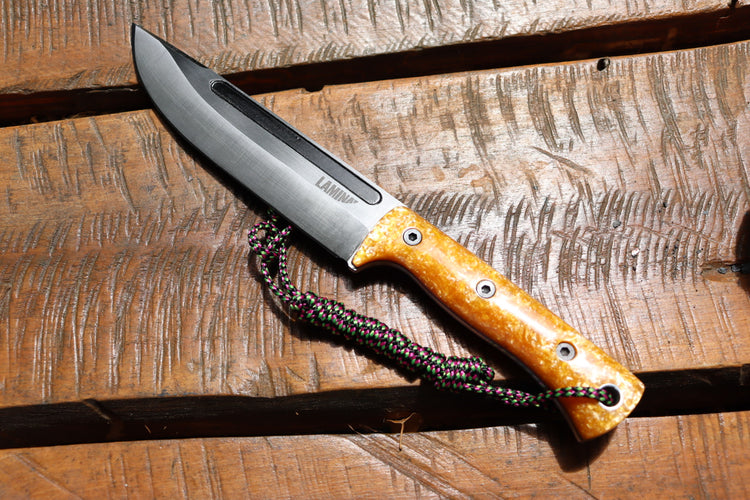 Hadrian Messer – Schweizer Bushcraftmesser mit Acryl-Griff und rotem Liner